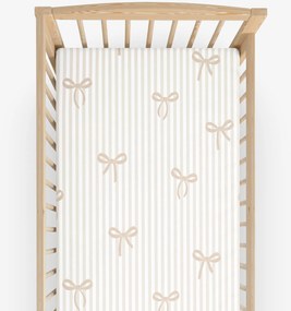 Goldea gyermek gumis pamut lepedő kiságyba - latte masnik és csíkok 70 x 140 cm