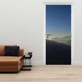 Fotótapéta ajtóra - A hegycsúcsok felett (95x205cm)