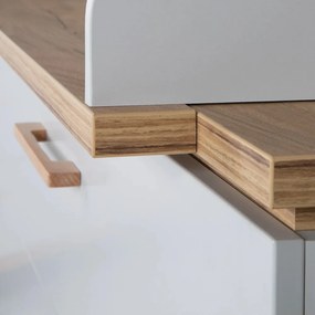 Világosszürke alacsony gyerek komód pelenkázó feltéttel tölgyfa dekorral 117x104 cm Caro – Roba