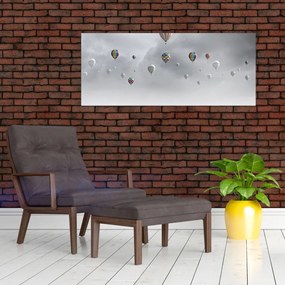 Kép - léggömbök egy téglafal felett (120x50 cm)