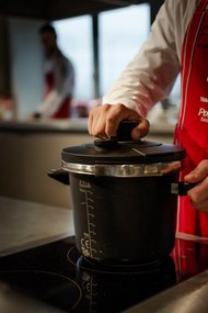 Titán felületű 5,5 l kukta indukciós 2 fedővel