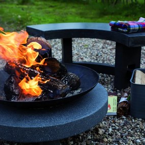 Öntöttvas tűzrakó tál kör alakú terrazzo gránit lapon, 59 cm átmérőjű