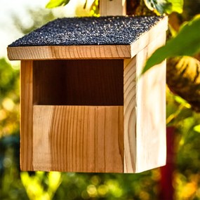 Madárház félüregekben fészkelő madarak számára, felakasztható szerkezet, aszfalt tető, vörös cédrus