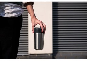 Sötétkék-fényes ezüstszínű utazóbögre 450 ml Sipp – Joseph Joseph
