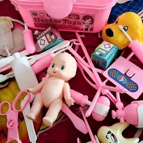 Orvosi készlet 73 kellékkel, interaktív mentőautó fényekkel és hanghatásokkal, baba, rózsaszín