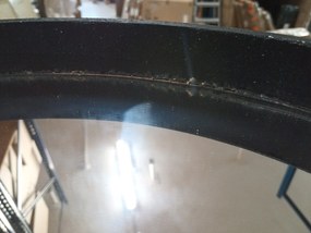 AKCIÓ Fekete kerek tükör bőr fogantyúval NAHAD Ø50 cm II. osztály