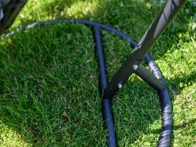 Fekete függőszék KOKON állvánnyal, világos párna