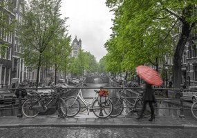 Poszter 66,5x46,5cm Nő esernyővel a csatorna felett, Assaf Frank