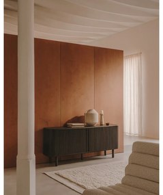 Sötétbarna alacsony komód tolóajtóval, kőrisfa dekorral 180x75 cm Mailen – Kave Home