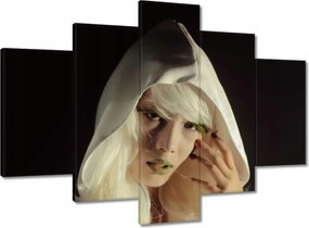 Képek 150x105 Nő fehér kabátban