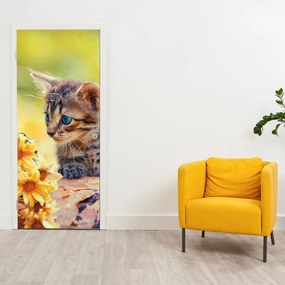 Fotótapéta ajtóra - Cica virágot figyelve (95x205cm)