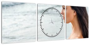 Egy nő képe a tengerparton (órával) (90x30 cm)