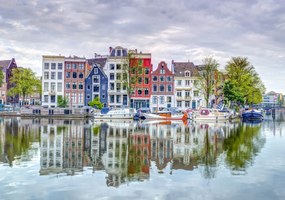 Poszter 100x70cm Amszterdami bérházak a csatorna partján, Assaf Frank