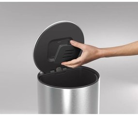 Fényes ezüstszínű rozsdamentes acél pedálos szemetes 30 l Arc – Joseph Joseph