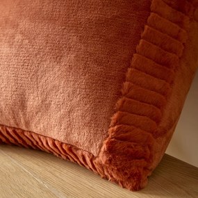 Mikroplüss díszpárna 55x55 cm Velvet and Faux Fur – Catherine Lansfield