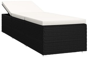 Krémfehér polyrattan napozóágy párnával és teázóasztallal