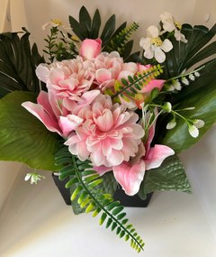 Mesterséges virágok egy cserépben kompozíció