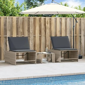 2 db világosszürke polyrattan napozóágy asztallal