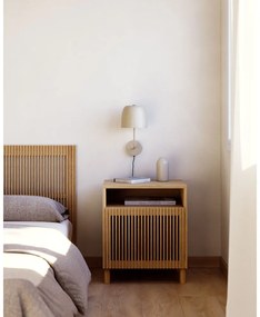 Natúr színű éjjeliszekrény tölgyfa dekorral Beyla – Kave Home