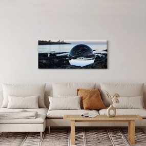 Egy üveggömb képe a sziklán (120x50 cm)
