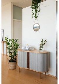 Szürke-natúr színű alacsony komód tölgyfa dekorral, tolóajtóval 100x67 cm Audacious – UMAGE