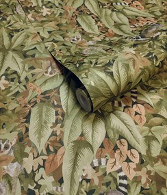 Holden Decor Wanderlust Comoras mogyoróbarna-zöld dzsungel mintás vlies tapéta – 92052