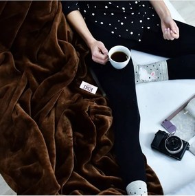 EMI sötétbarna színű mikroszálas takaró 150 x 200 cm