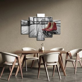 Egy piros régi görgős cipő képe (150x105 cm)