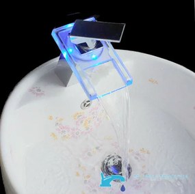 Álló mosdócsaptelep EYN XL8002 vízeséskifolyóval és LED-világítással, többféle króm és átlátszó kivitelben