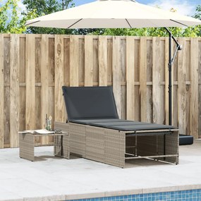 2 db világosszürke polyrattan napozóágy asztallal