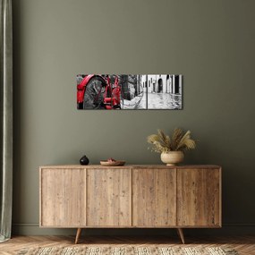 Egy vörös kerék képe egy macskaköves utcán (órával) (90x30 cm)