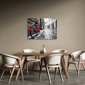 Egy vörös kerék képe egy macskaköves utcán (üvegen) (70x50 cm)
