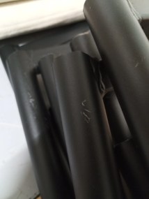 AKCIÓ Bézs bársonyos szék LAVA fekete lábakkal II. osztály