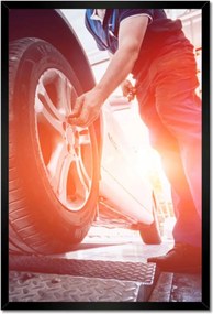 Poszterek keretben 40x60 Autó az emelőn