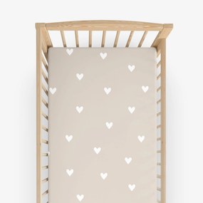 Goldea gyermek gumis pamut lepedő kiságyba - szívecskék, latte színű alapon 60 x 120 cm