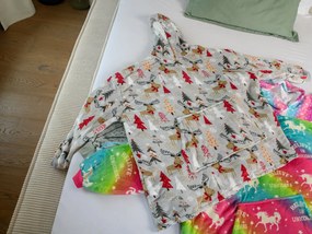 YULE HUG világosszürke báránybunda hatású kapucnis, ujjas pléd