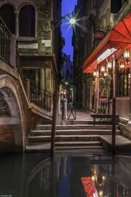 Poszter 20x30cm Éjszakai felvétel egy kávézóról egy keskeny csatornánál, Assaf Frank