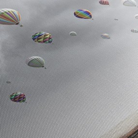 Kép - léggömbök egy téglafal felett (120x50 cm)