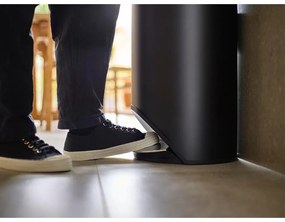 Matt fekete fém pedálos szemetes 30 l Arc – Joseph Joseph
