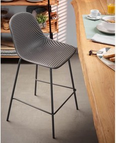 Sötétszürke fém-műanyag kerti bárszék Quinby – Kave Home