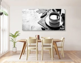 Kép egy csésze kávé őszi hangulatban fekete fehérben