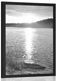 Poszter naplemente a tó felett fekete fehérben