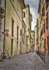 Poszter 21x29,7cm Keskeny utca a régi épületek között Rómában, Assaf Frank