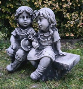 Kerti figurák beton díszek Fiú Lány a padon