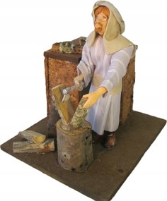 Mozgatható Karácsonyi Betlehem Figura.- Házigazda vágja a fát- 12cm magas 220V