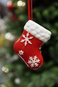 Piros karácsonyfadísz zokni, hópelyhekkel 11cm