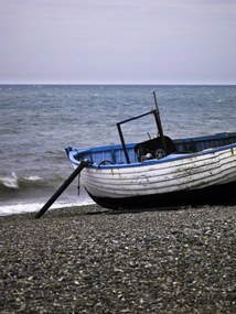 Poszter 30x40cm Régi halászcsónak a kavicsos tengerparton, Assaf Frank