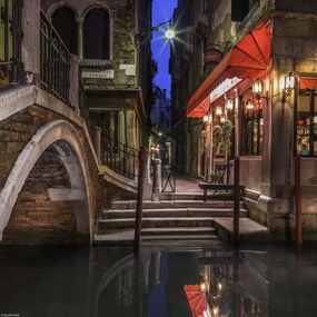Poszter 30x30cm Éjszakai felvétel kávézóról egy keskeny csatornánál, Assaf Frank