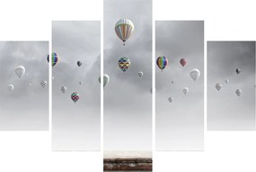 Kép - léggömbök egy téglafal felett (150x105 cm)