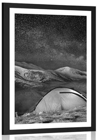 Poszter apszportuval sátorral az éjszakai égbolt alatt fekete-fehér kivitelben